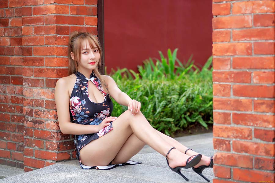 Girls in short dresses in Taizhou