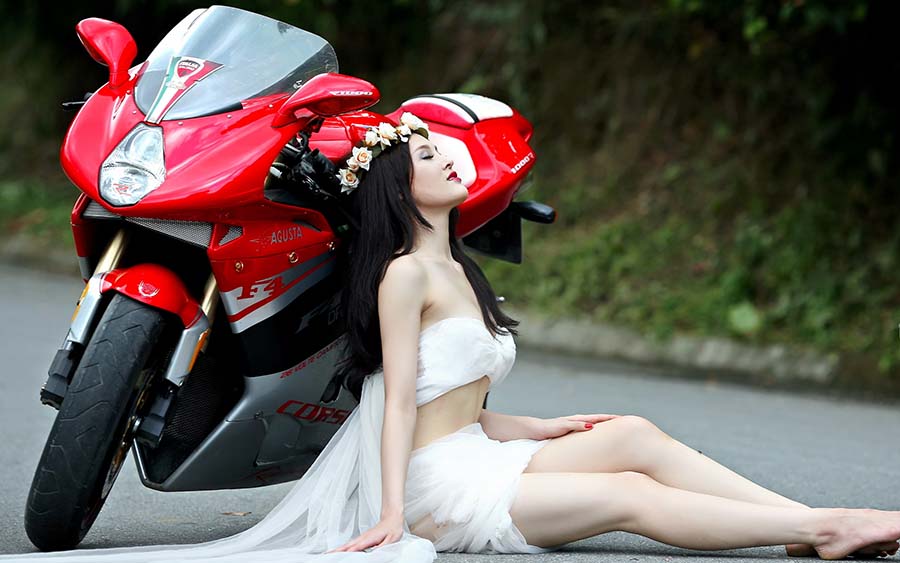 Beautiful girls and motorcycles in Taizhou