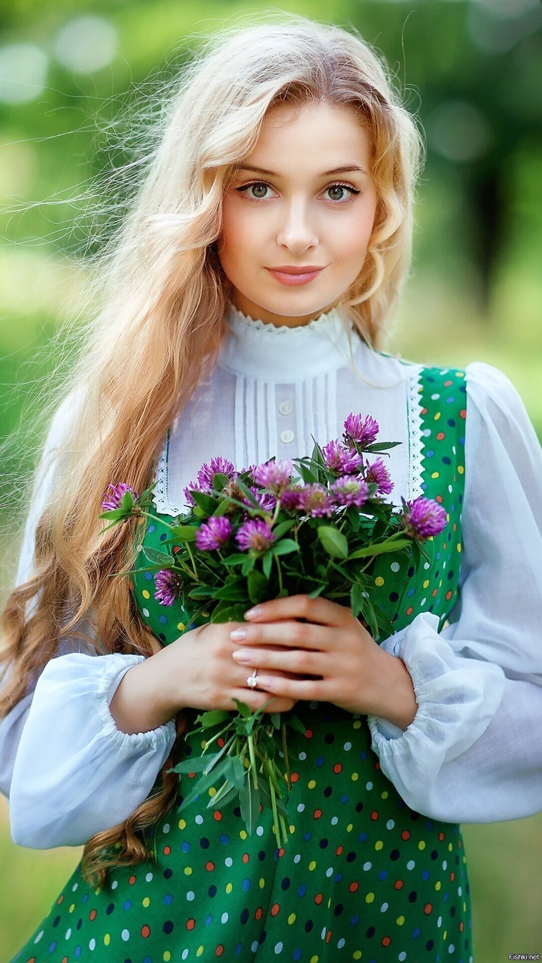 Girls in Slavic costumes in Taizhou